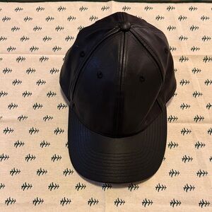 ❄️ NEW LISTING❄️ LEATHER BASEBALL CAP ❄️ GAP ❄️ BLACK ❄️